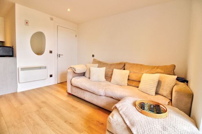 18b, Heather Ridge Arcade, Camberley photo 2