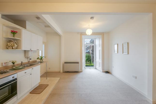 Studio Flat, Strathearn Towers, James Square, 35 , Crieff photo 4