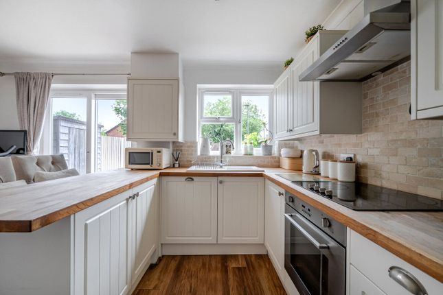 17, Weald Close, Guildford photo 4