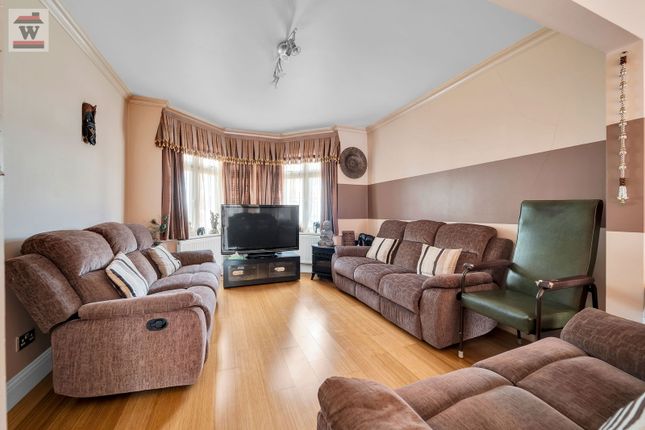 20, Sutton Dene, Hounslow photo 2
