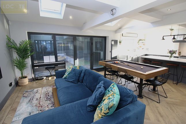 16 Cotswold Avenue, Flixton photo 3