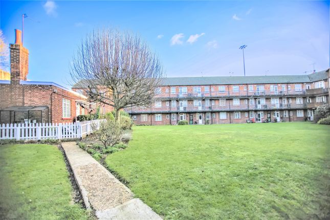 Flat to rent in Clive Lodge, Shirehall Lane, Hendon