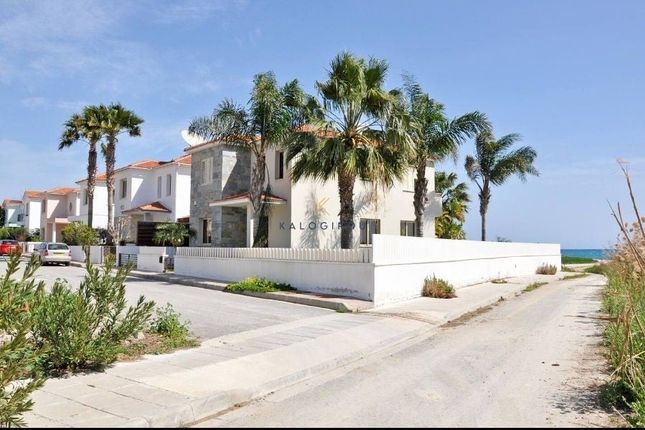Link-detached house for sale in Mazotos, Cyprus