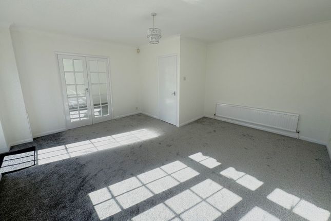 3, Crozier Drive, South Croydon photo 4