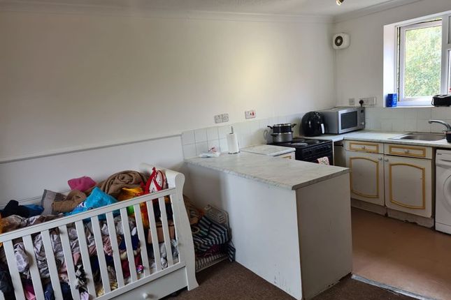 Flat for sale in Springwood Crescent, Edgware, Middlesex