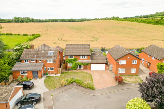 9, Clarkes Spring, Tring photo 2