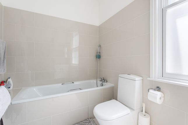 Flat to rent in Maygrove Road, London