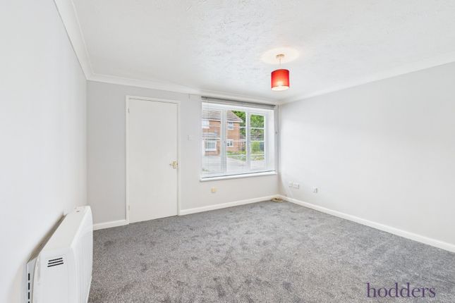 14, Vernon Close, Ottershaw photo 3