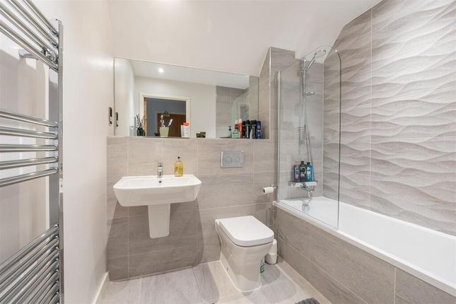 A Modern And Stylish Bathroom Suite Featuring A cl...
