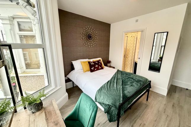 Room 3, 56 South Avenue, Southend-On-Sea photo 5
