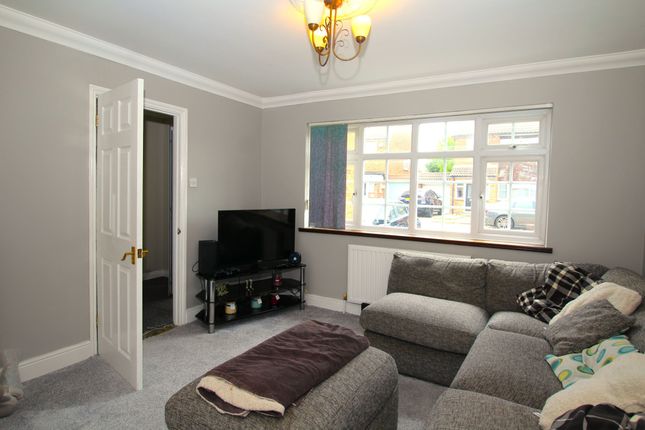 7 Davies Close, Rainham photo 2