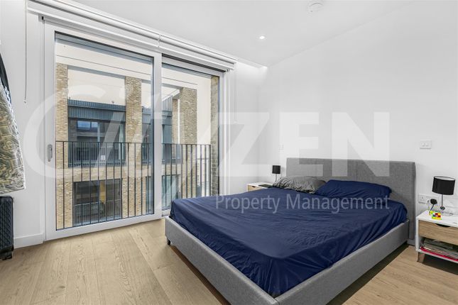 Flat to rent in Signature House, 4 Jubilee Walk, London