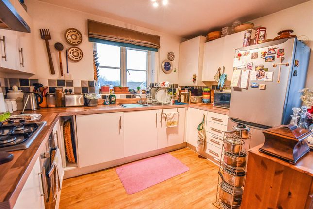 4, Alexandra Close, Dursley photo 4