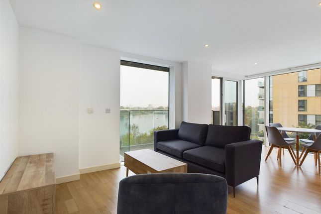 Thumbnail Flat to rent in Riverside Apartments, Woodbury Down, London