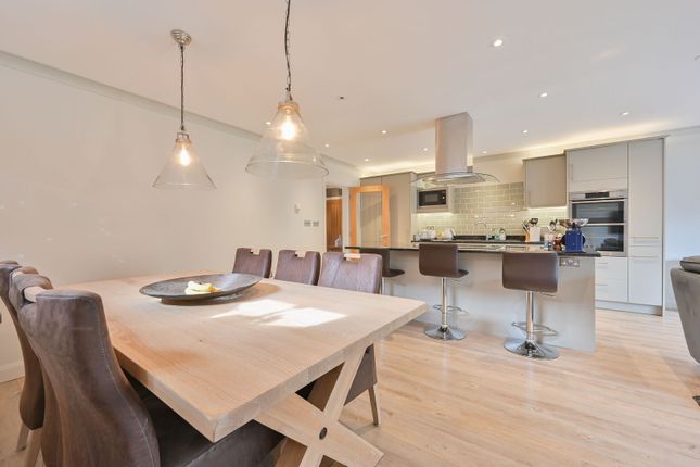 Lowson Grove, Bushey photo 4