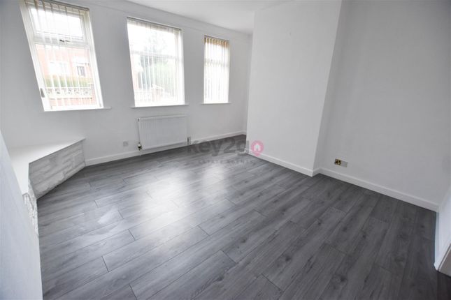 End terrace house to rent in Southend Road, Manor