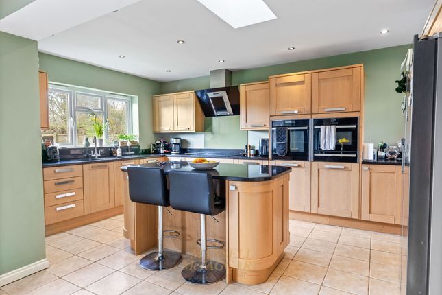 3 The Acorns, Horley photo 4