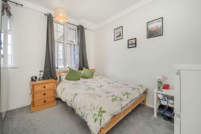 Flat 24, Gordon House, Western Avenue, London photo 4