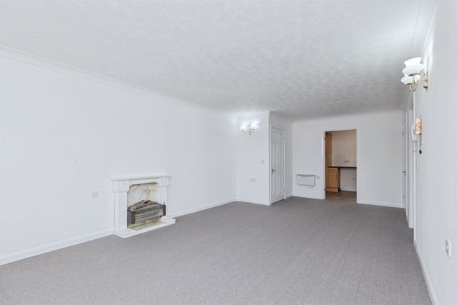 32, Winterburn Gardens, Leicester photo 3