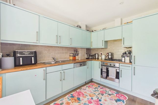 50, Bowes Close, Horsham photo 4