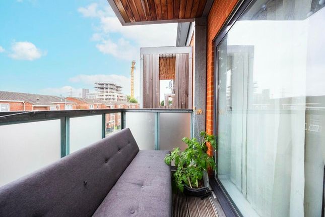 Flat 18, Helene House, Vandome Close, London photo 4