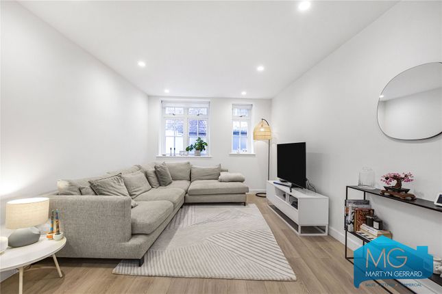 Flat for sale in Cornwall Avenue, London