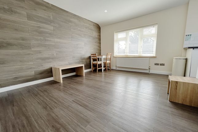 Flat 3, 28, Vicarage Farm Road, Hounslow photo 2