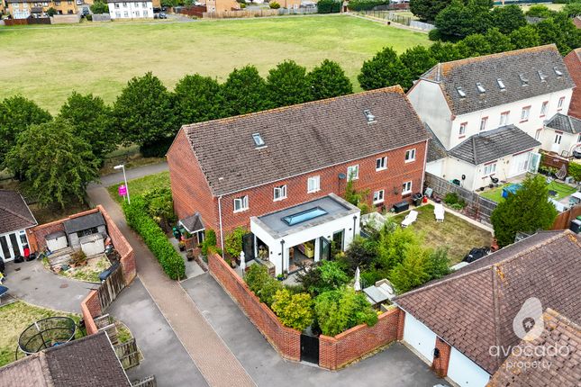 46 Grenadier Gardens, Thatcham, Berkshire photo 2