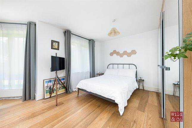 Flat for sale in Midhurst Way, London