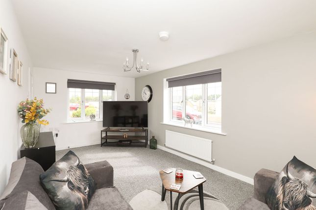4 Ladybrook Close, Chesterfield photo 3