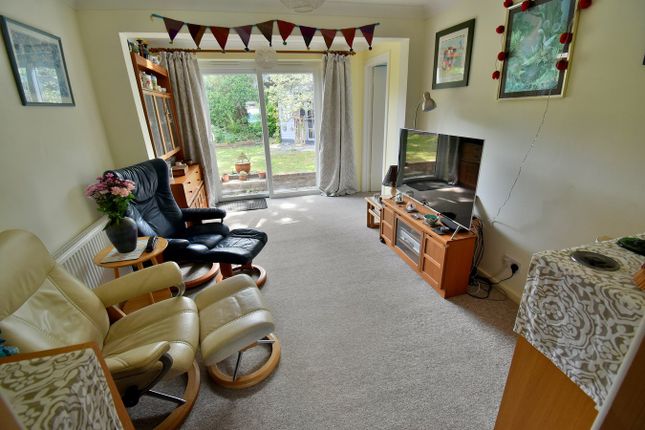 11, Heath Farm Close, Ferndown photo 2