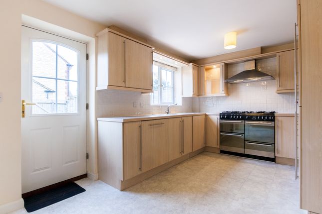 3, Fieldfare Close, Bicester photo 3