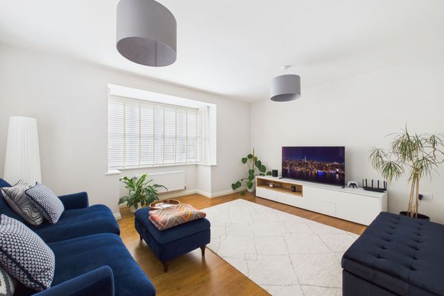 14 Hartland Drive, Nottingham photo 3