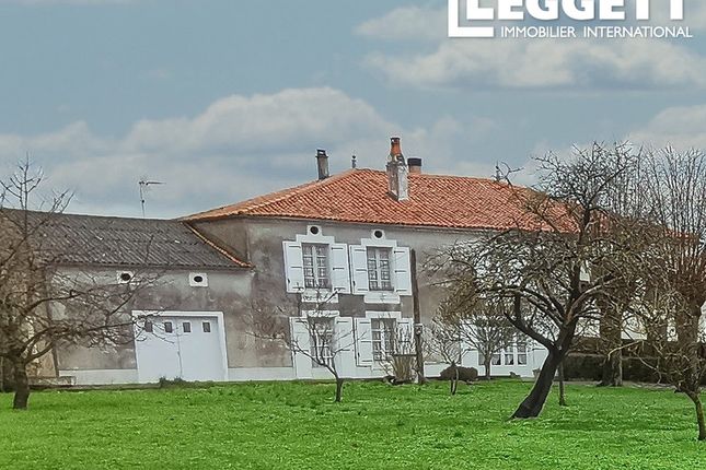 Villa for sale in Saint-Saturnin-Du-Bois, Charente-Maritime, Nouvelle-Aquitaine
