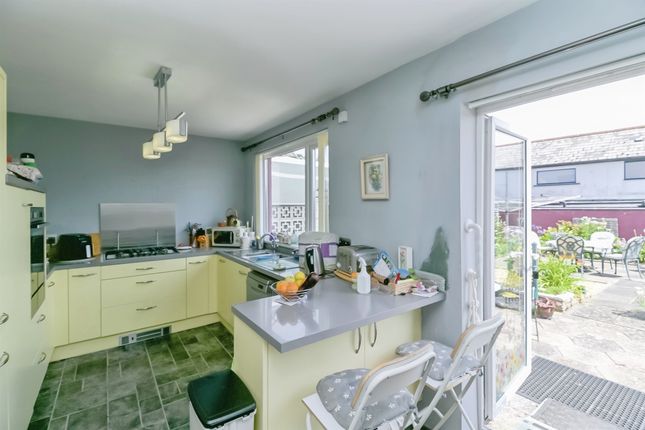 14, Tathan Crescent, Barry photo 4