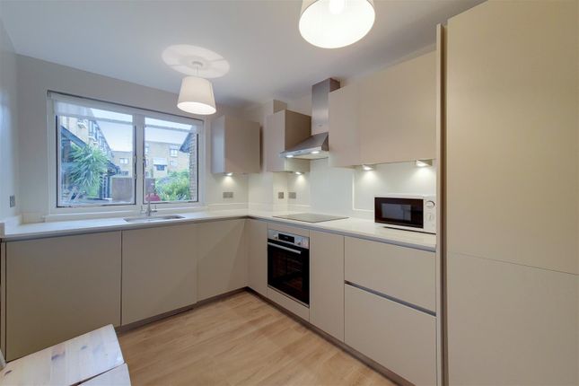 Flat to rent in Chesterton Square, London
