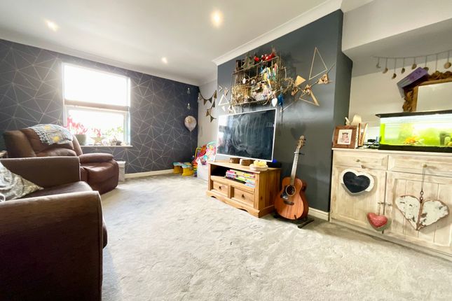 2-bed flat on Flat 3, 4 Trinity Road, Scarborough, £135,000