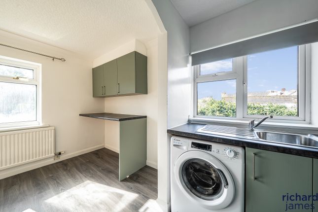 Witcombe Green, 19, High Street, Swindon photo 3