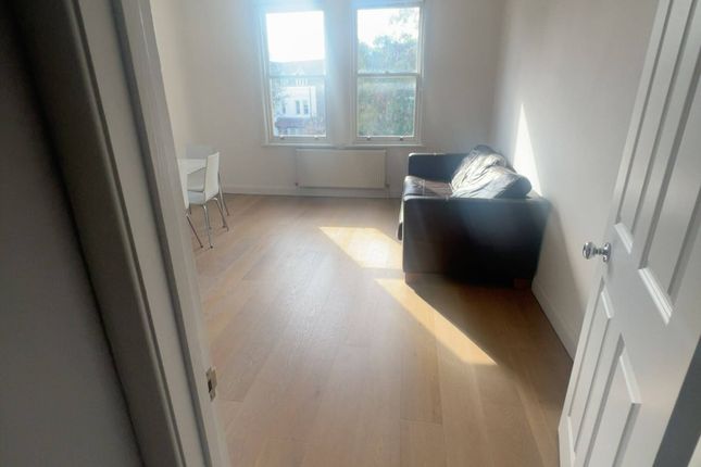 Flat 4, 19 Grange Park, London photo 3