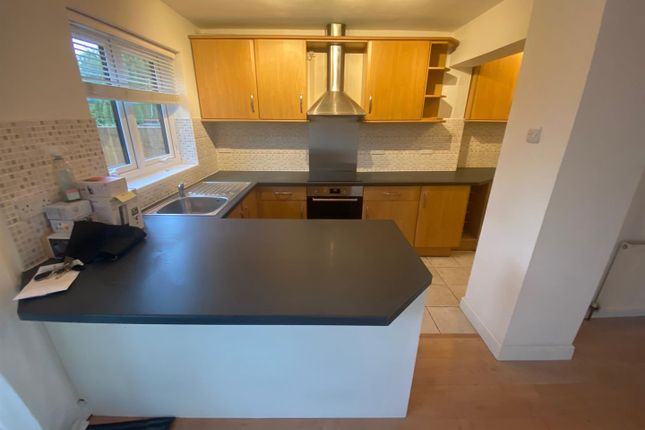 27, Primrose Glen, Hornchurch photo 2