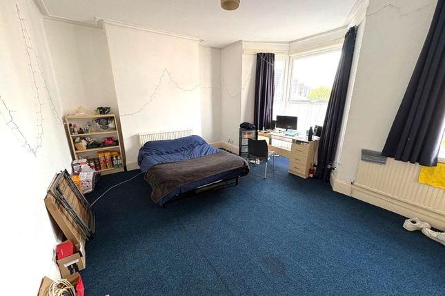7 Gwydr Crescent, Swansea photo 5