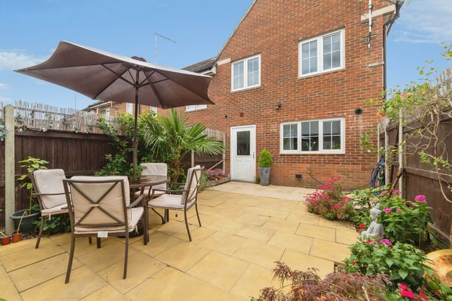23, Stoney Fields, Hertford photo 3