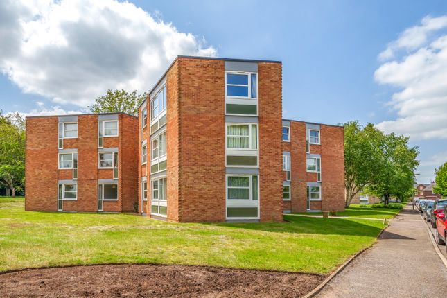 Flat for sale in Heathside, Weybridge