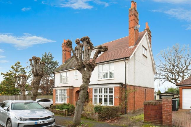 5-bed house on Ringlee, 4, Linden Gardens, Surrey, £715,000