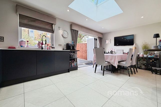 2, Kingfisher Drive, Surrey photo 2