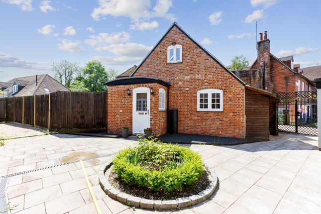 Thumbnail Town house for sale in Lamb Close, Hungerford