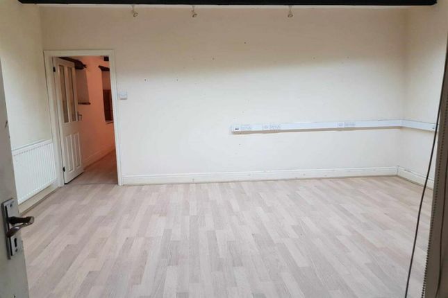19 - 19a Market Place, Chapel-En-Le-Frith photo 4