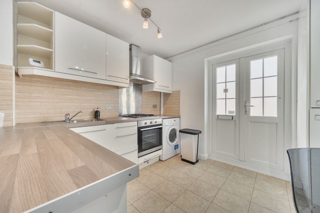 2-bed house on 32, London, £2,250/mo