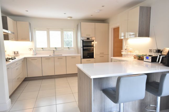43, Oakwood Road, Surrey photo 3