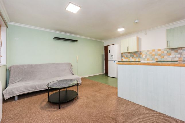Flat 66, Poplar Court, Quarry Road, Huddersfield photo 2